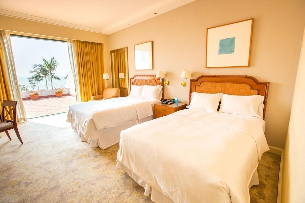 Grand Coloane Resort Макао Экстерьер фото A guest room at the Four Seasons Hotel, San Francisco