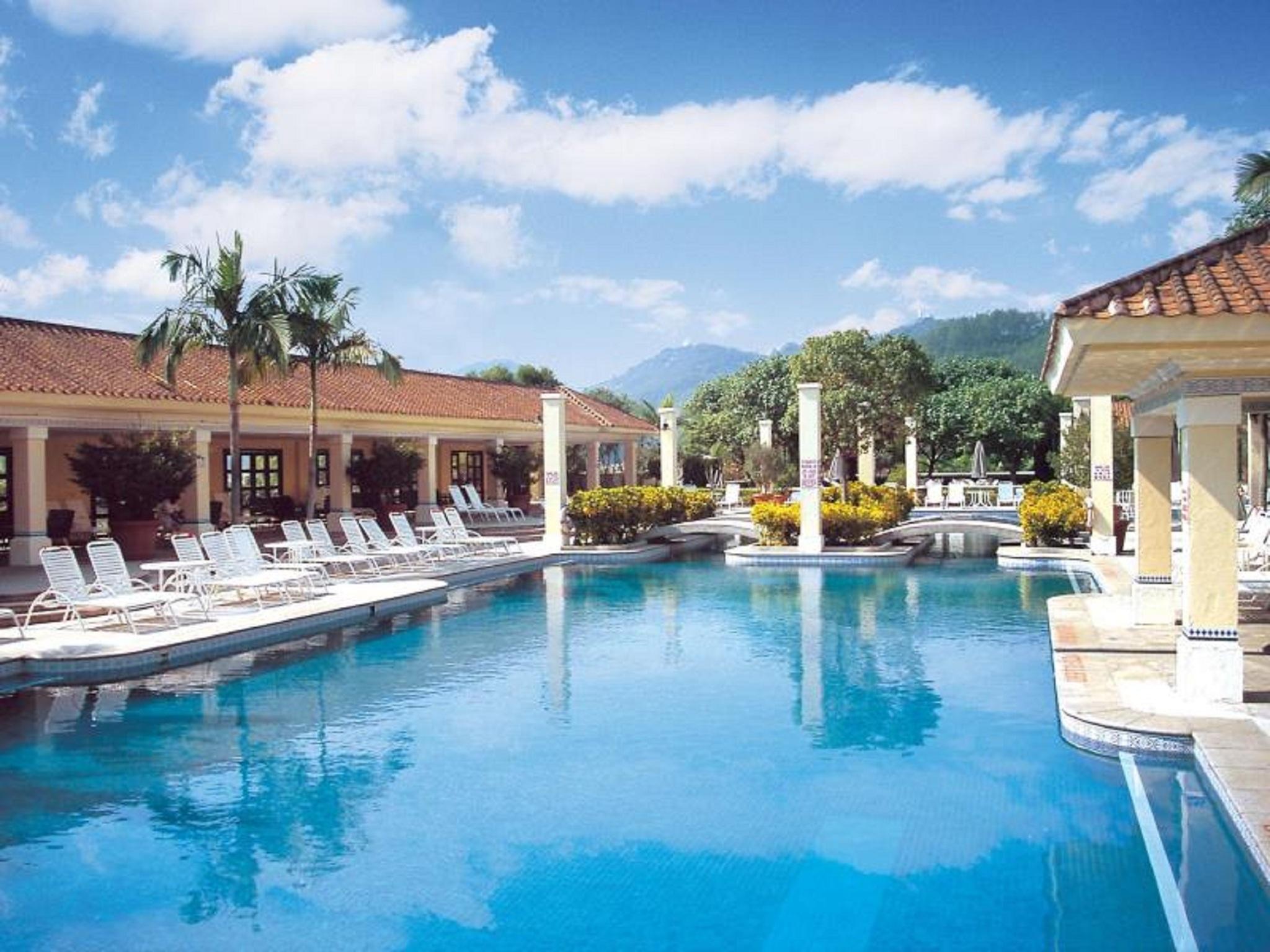 Grand Coloane Resort Макао Экстерьер фото The pool at Sandals Royal Plantation