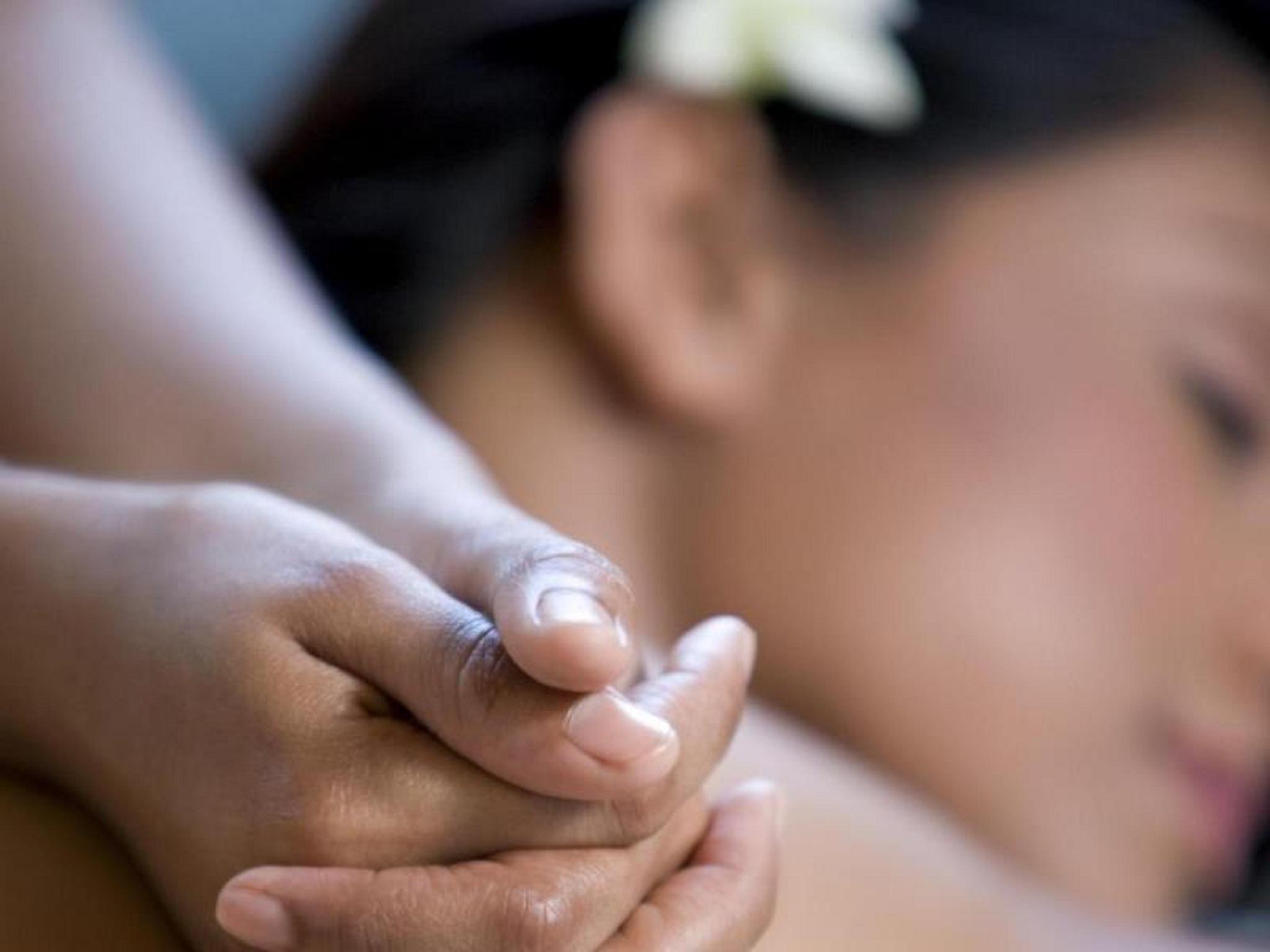 Grand Coloane Resort Макао Экстерьер фото A woman receiving a massage